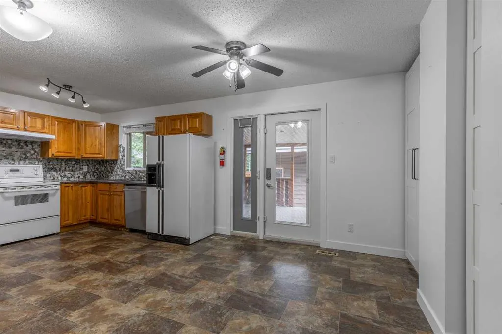 51 Temple Boulevard W