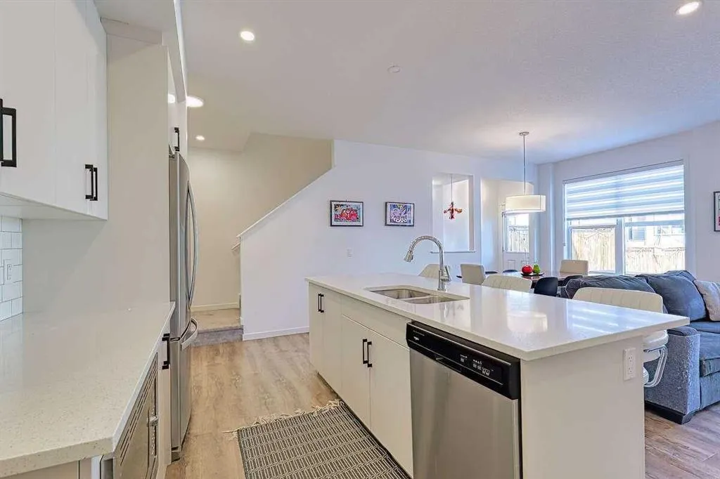 146 Arbour Lake Rise NW