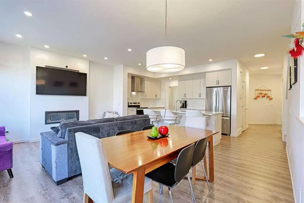 146 Arbour Lake Rise NW