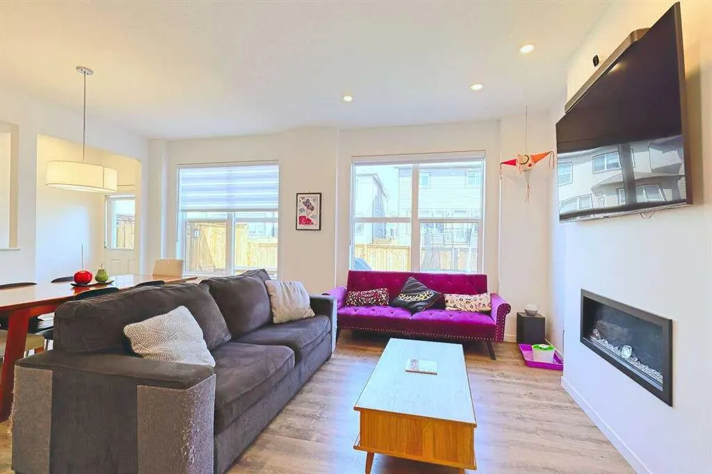 146 Arbour Lake Rise NW