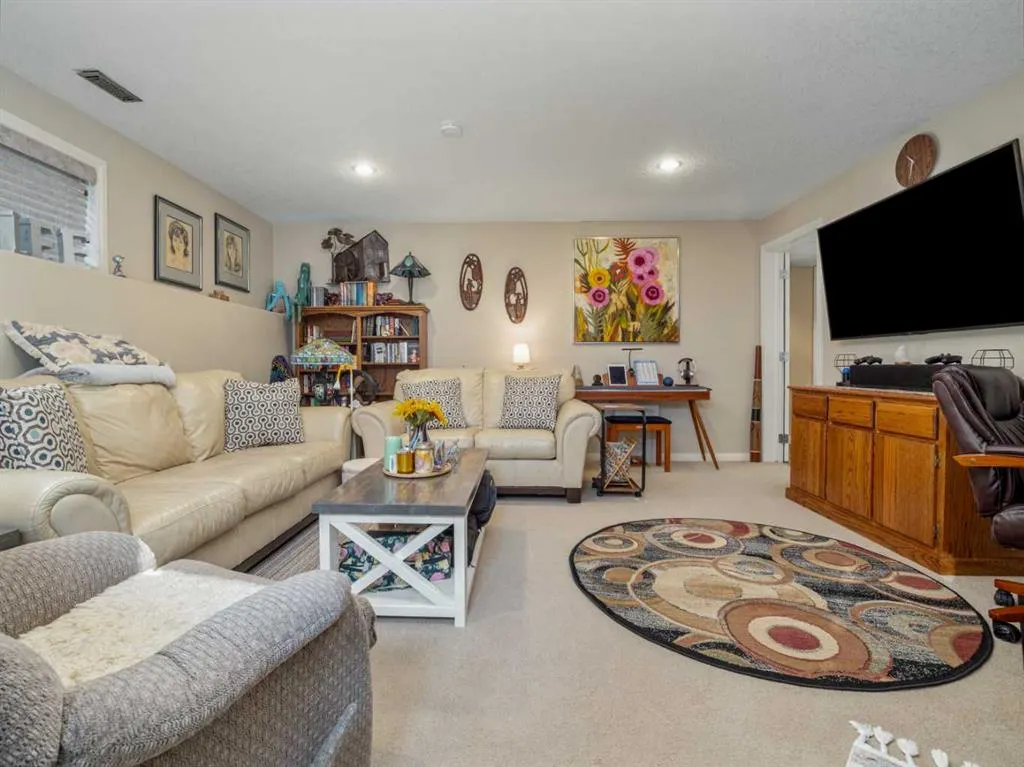 279 Squamish Court W