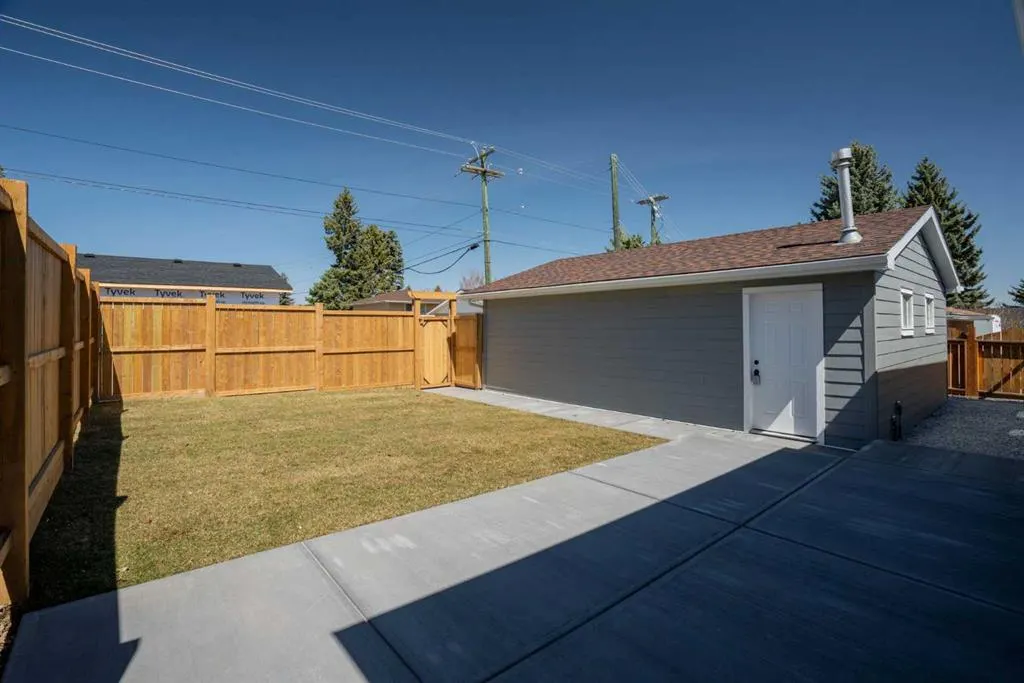 924 Canna Crescent SW