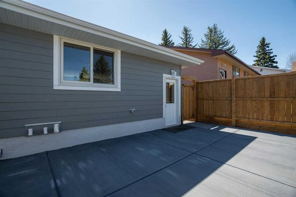 924 Canna Crescent SW