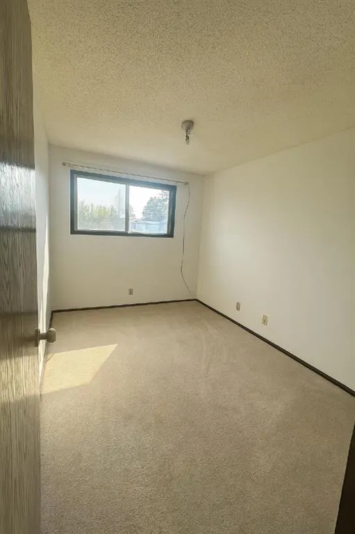11 Blackthorn Bay NE, #3