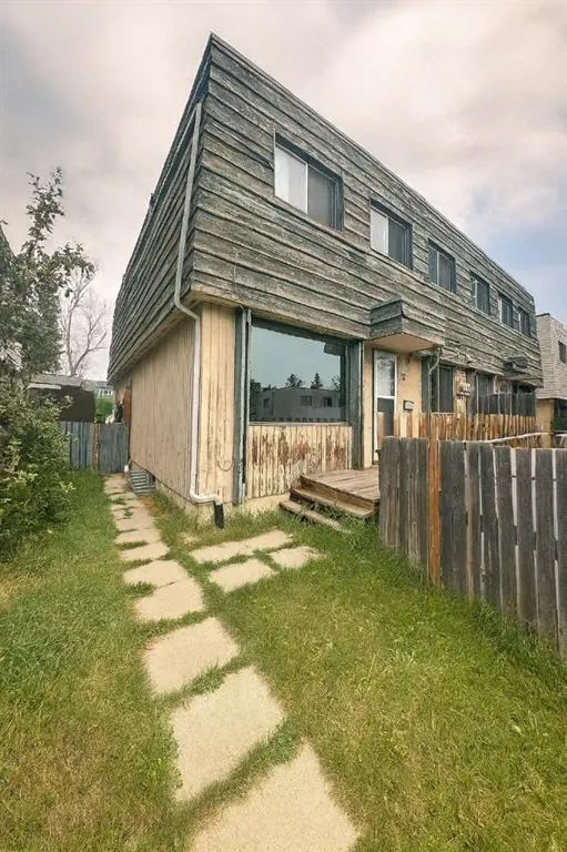 11 Blackthorn Bay NE, #3