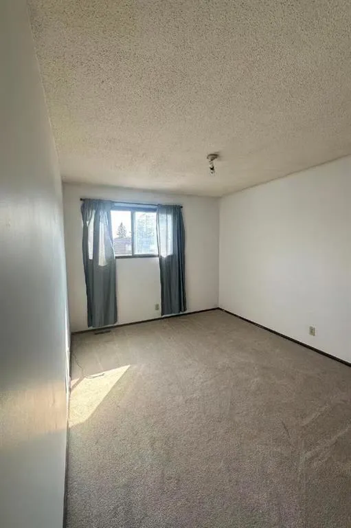 11 Blackthorn Bay NE, #3