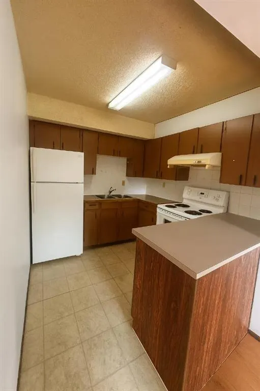 11 Blackthorn Bay NE, #3