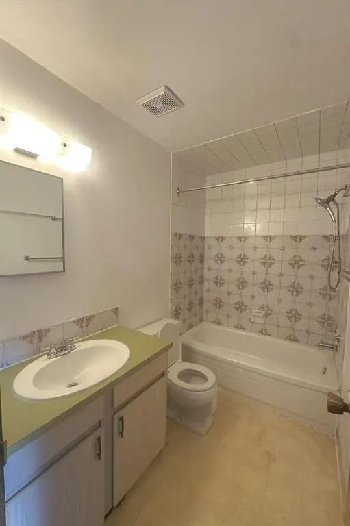 11 Blackthorn Bay NE, #3
