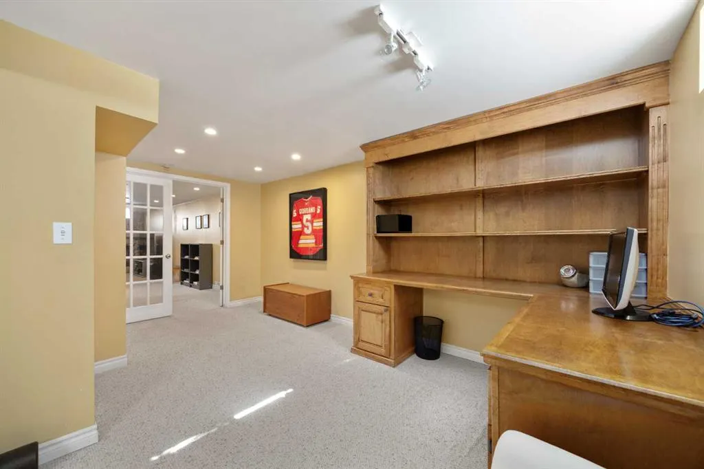 151 Waterloo Drive SW