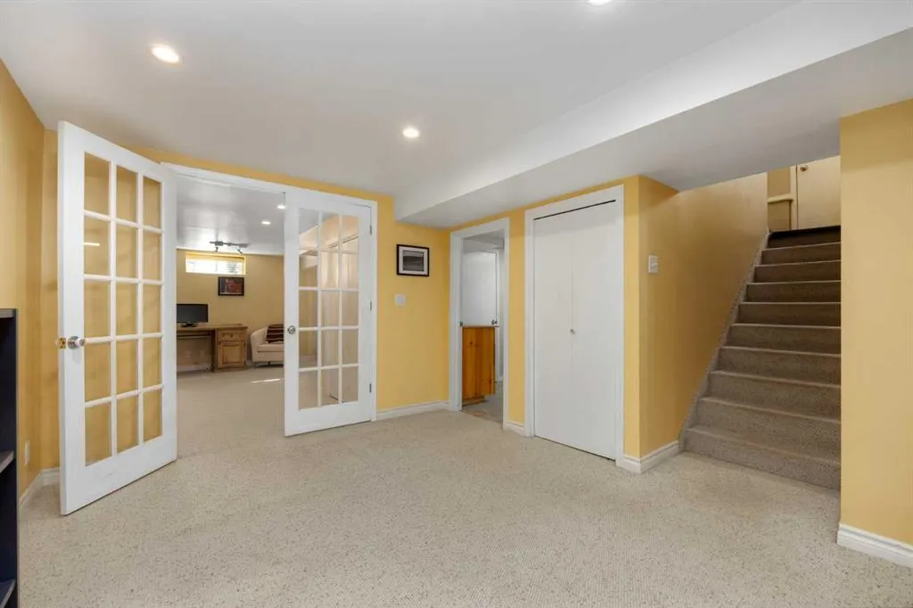 151 Waterloo Drive SW
