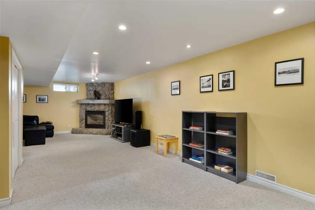 151 Waterloo Drive SW