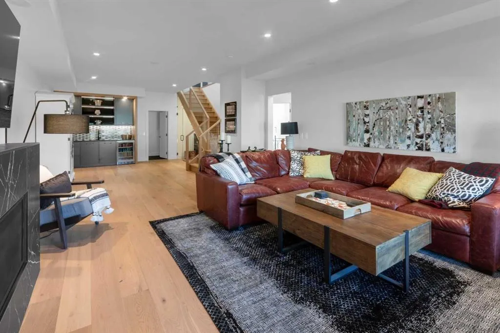 103 Elveden Court SW