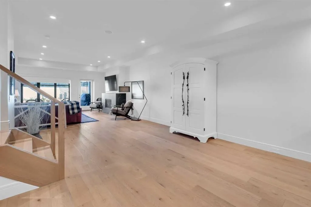 103 Elveden Court SW