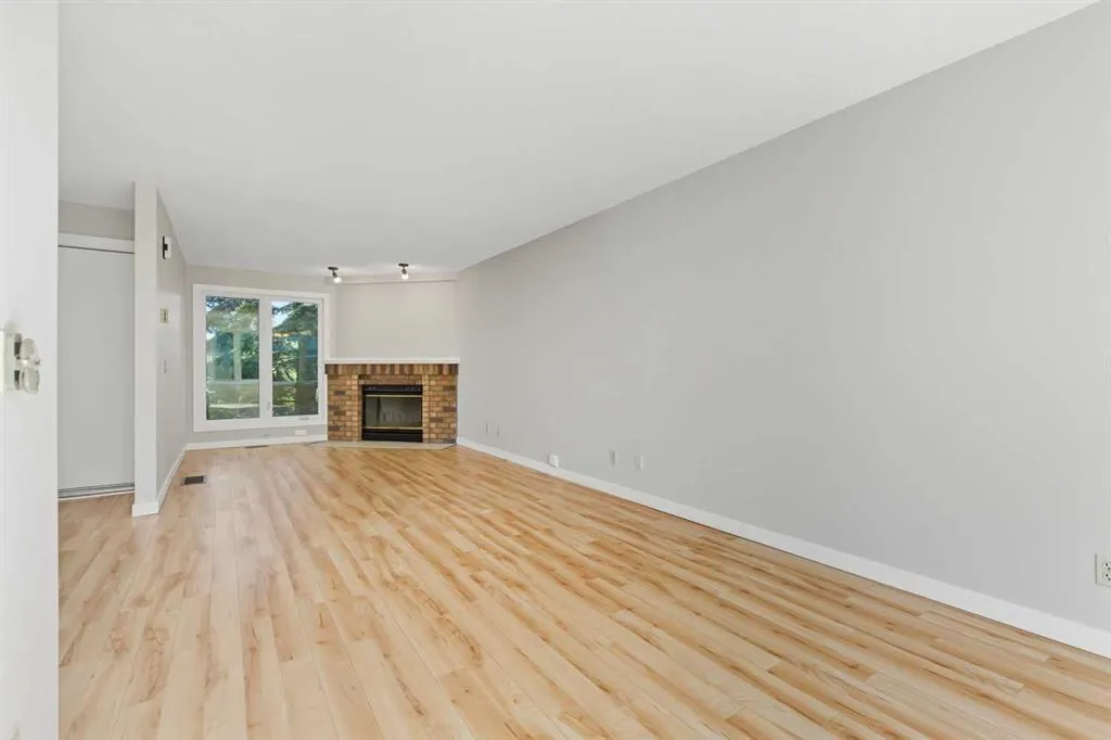12 Coachway Gardens SW