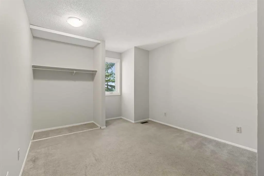 12 Coachway Gardens SW