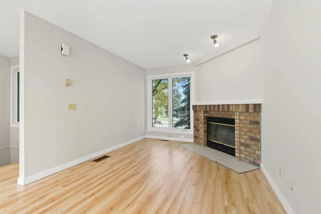12 Coachway Gardens SW
