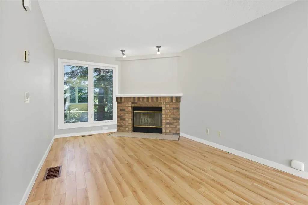 12 Coachway Gardens SW