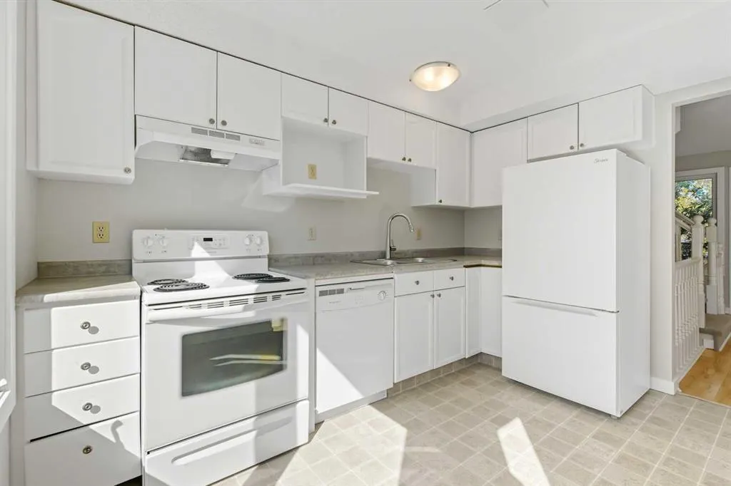 12 Coachway Gardens SW