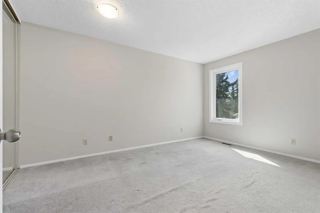 12 Coachway Gardens SW