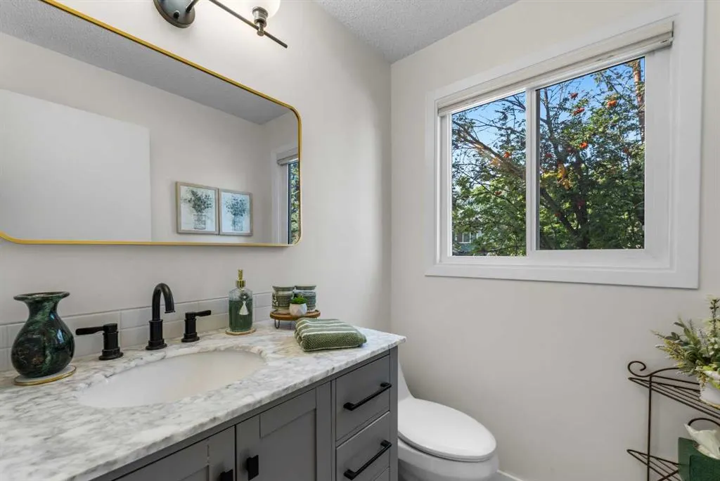 210 Queenston Heights SE