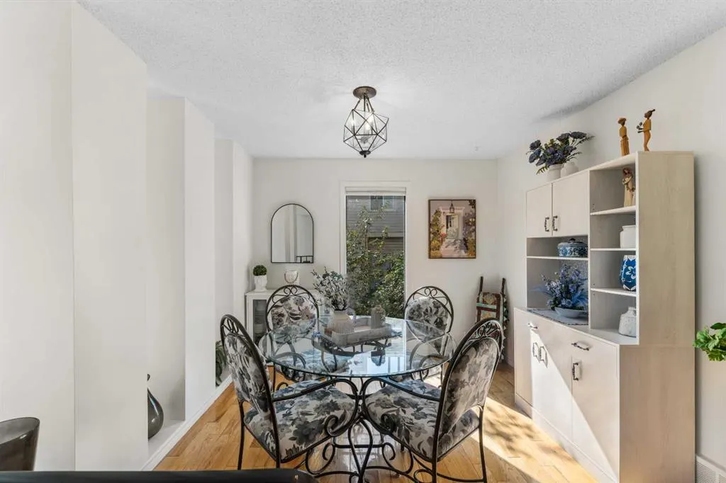 210 Queenston Heights SE