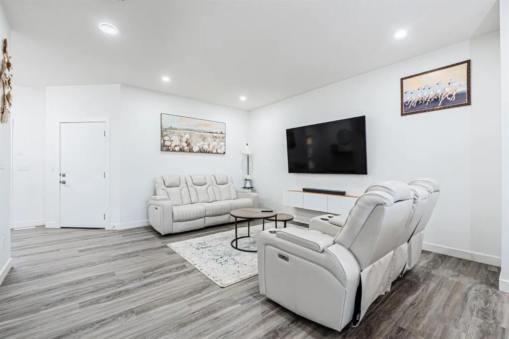 112 Midtown Close SW