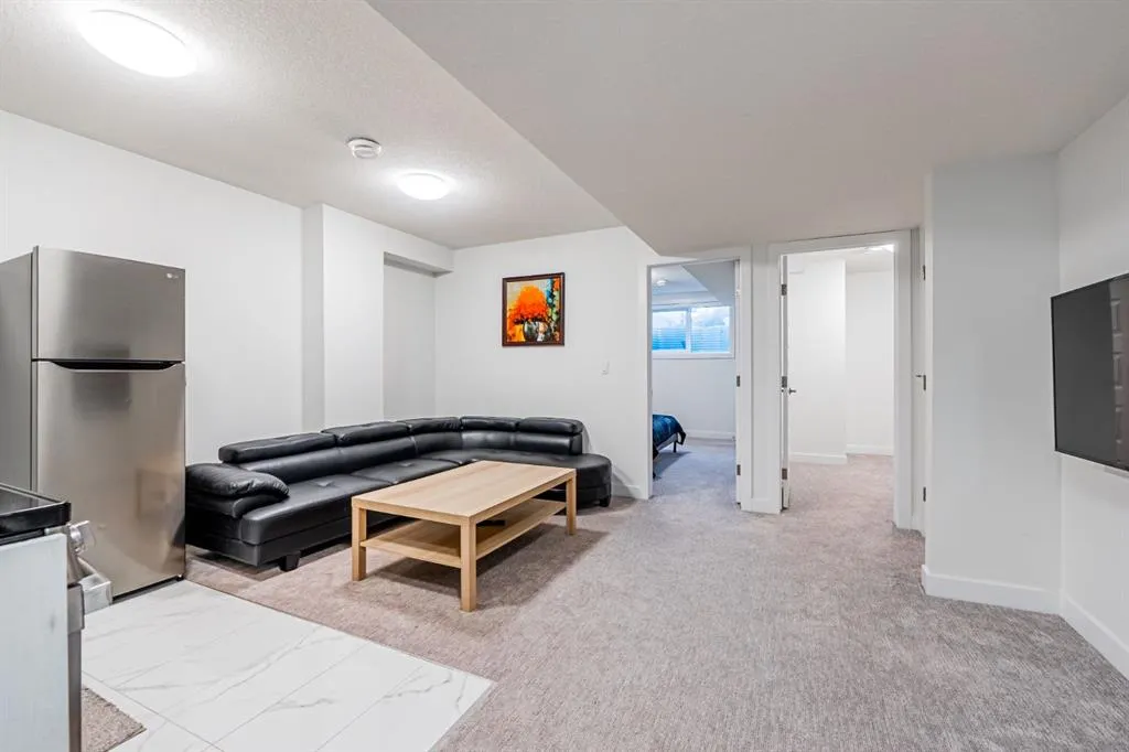 112 Midtown Close SW