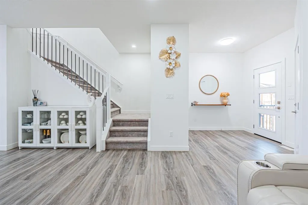 112 Midtown Close SW
