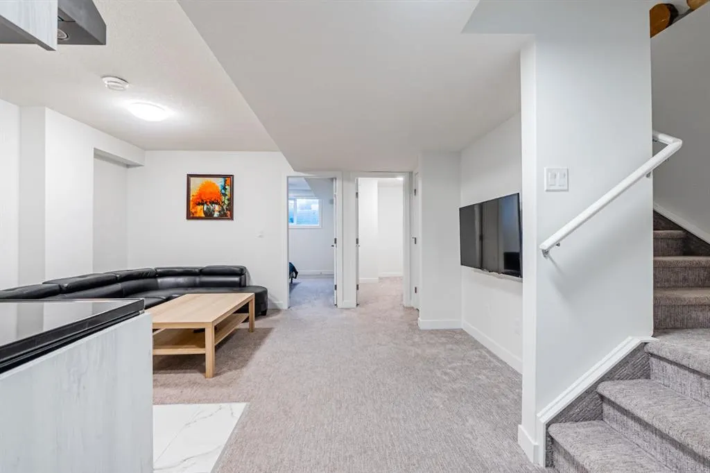 112 Midtown Close SW