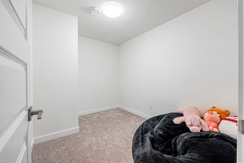 112 Midtown Close SW