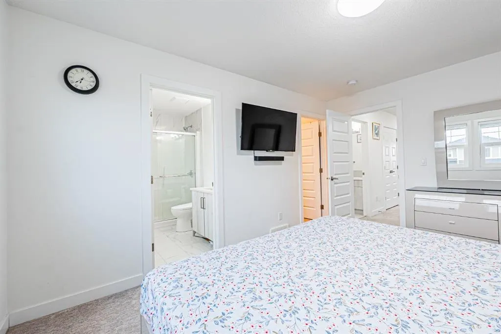 112 Midtown Close SW