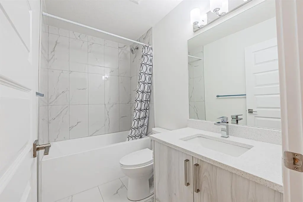 112 Midtown Close SW