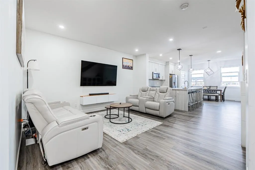 112 Midtown Close SW