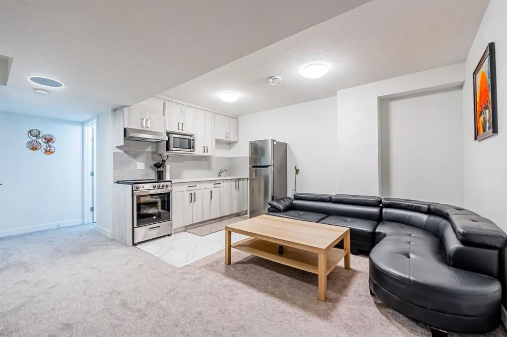 112 Midtown Close SW