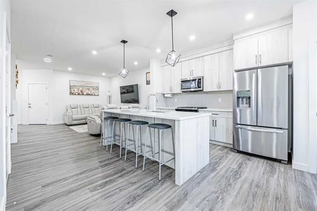 112 Midtown Close SW