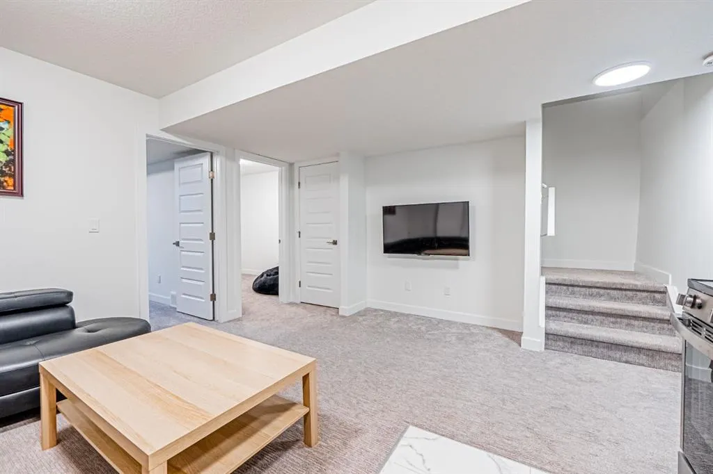 112 Midtown Close SW