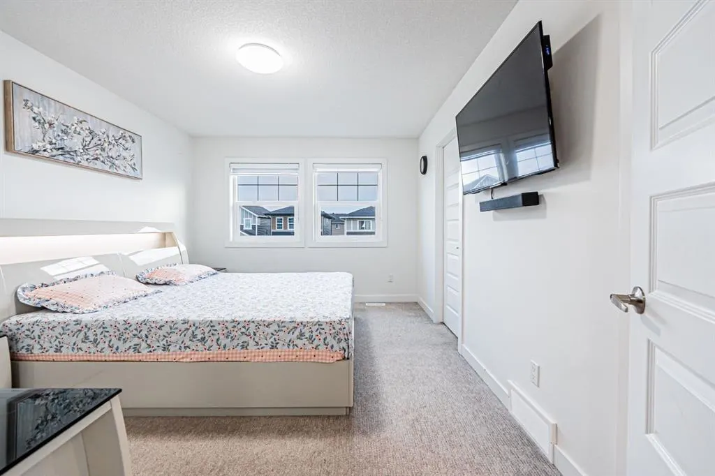 112 Midtown Close SW
