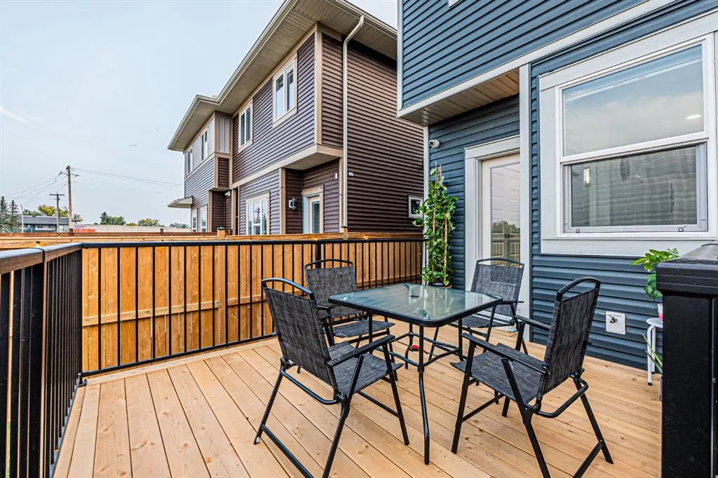 112 Midtown Close SW