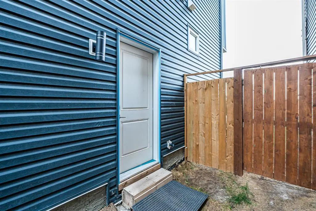 112 Midtown Close SW