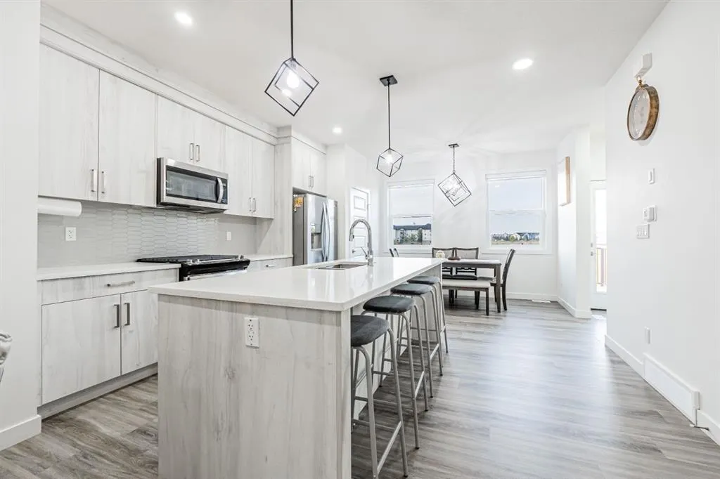 112 Midtown Close SW