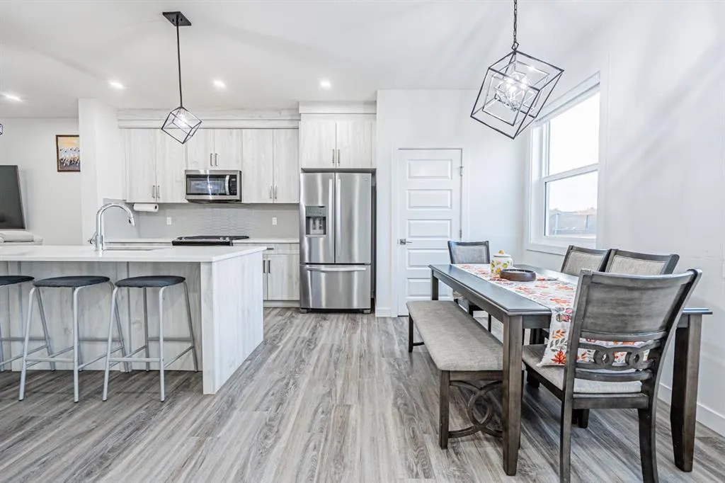 112 Midtown Close SW