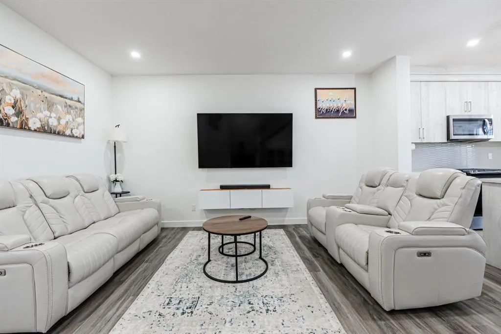 112 Midtown Close SW