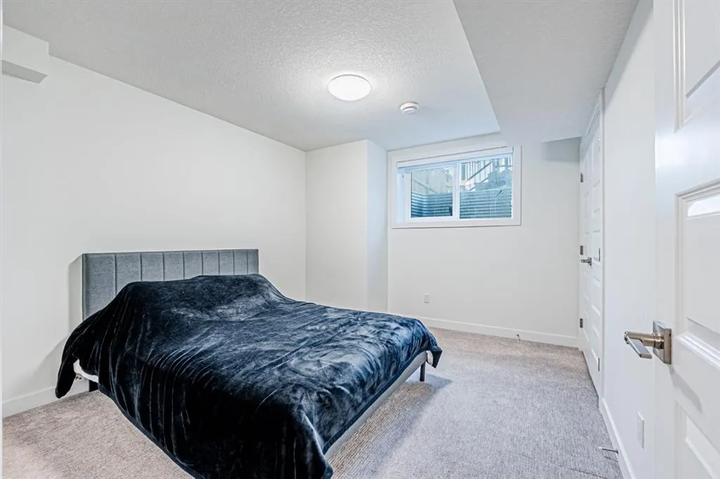 112 Midtown Close SW