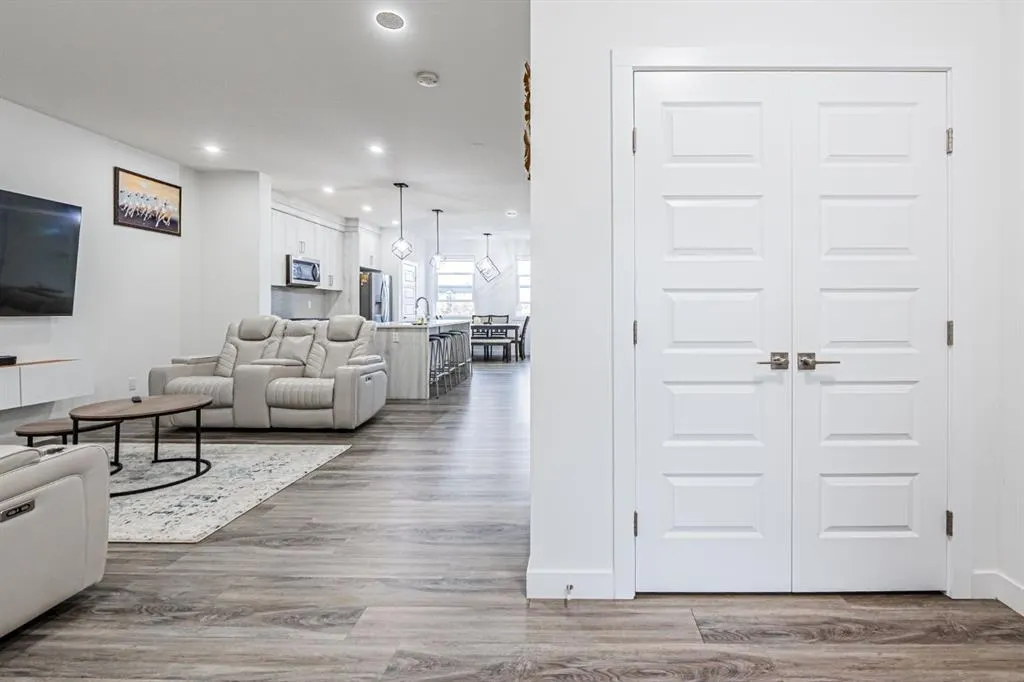 112 Midtown Close SW