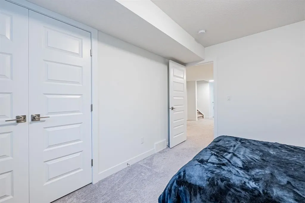 112 Midtown Close SW
