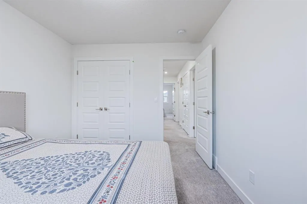 112 Midtown Close SW