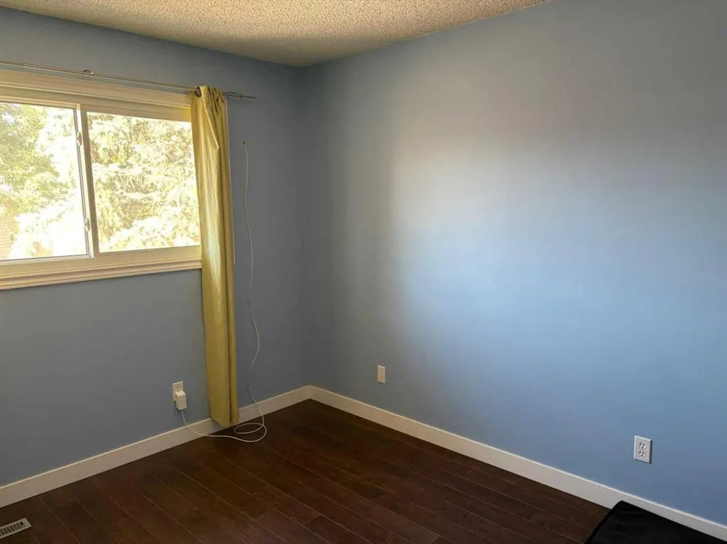 40 Cayuga Crescent W