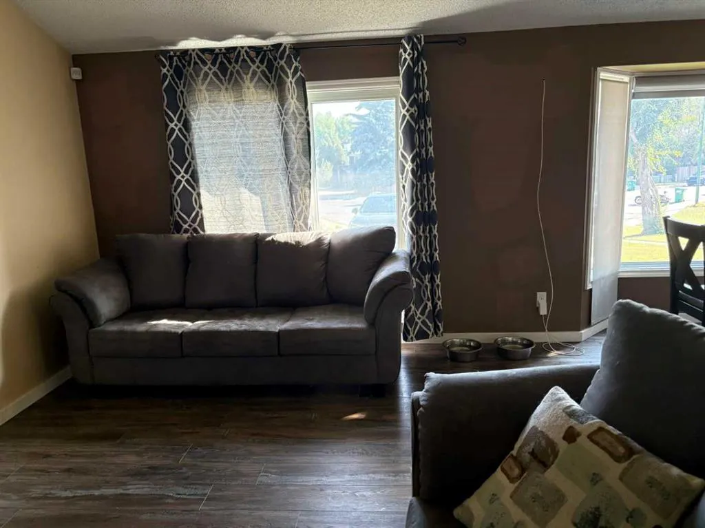 40 Cayuga Crescent W