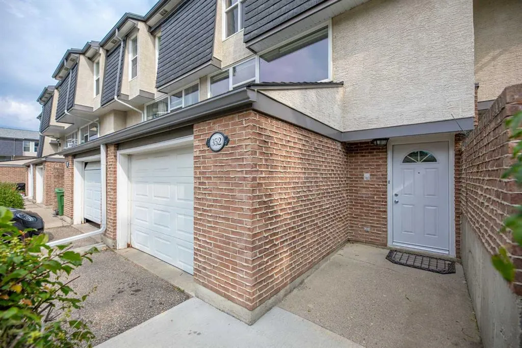 352 Brae Glen Road SW
