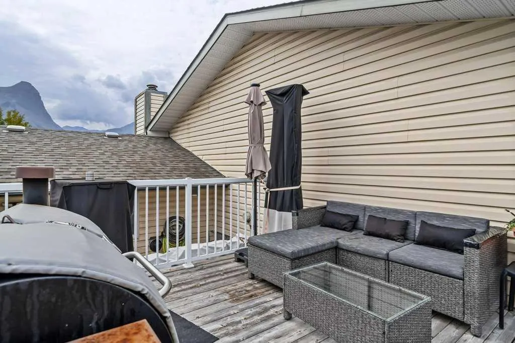319 Hoodoo Crescent